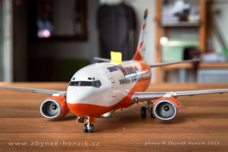 Z radosti z dokončení podvozkových nohou jsem si “bulíka” vyfotil, jak stojí na svých. Ačkoliv ještě zbývá dodělat řadu věcí. 